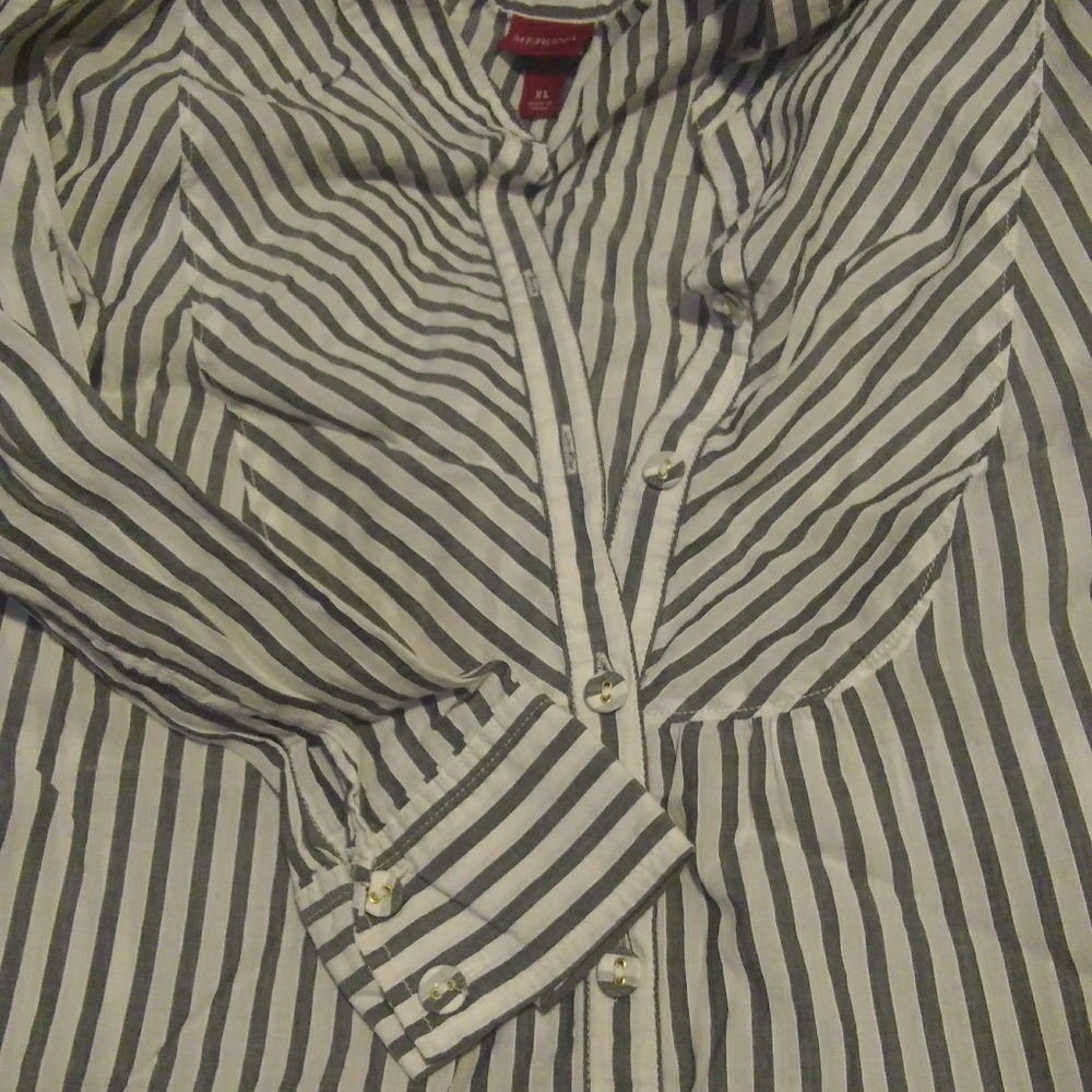 Blue and white 3 quarter length sleeve top